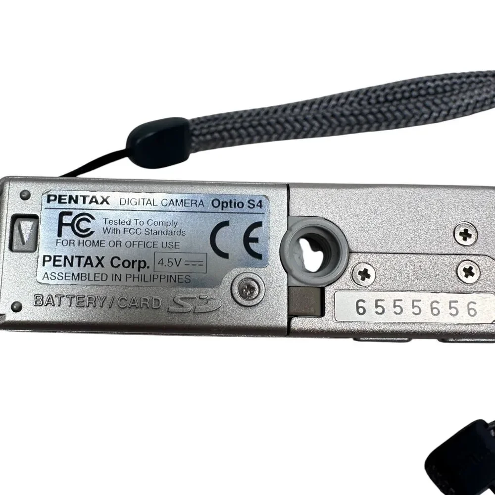 Pentax Optio S4 Digital Camera 3x Optical Zoom Silver‎ LCD UNTESTED For Parts